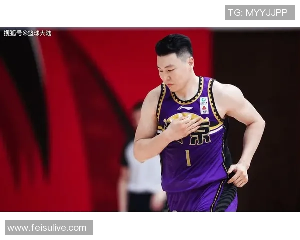 李根：从篮球场上的闪耀明星到社会责任的践行者之路